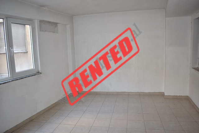 Office space for rent in Ded Gjo Luli street, in Tirana.
The flat is located on the 3rd floor of an
